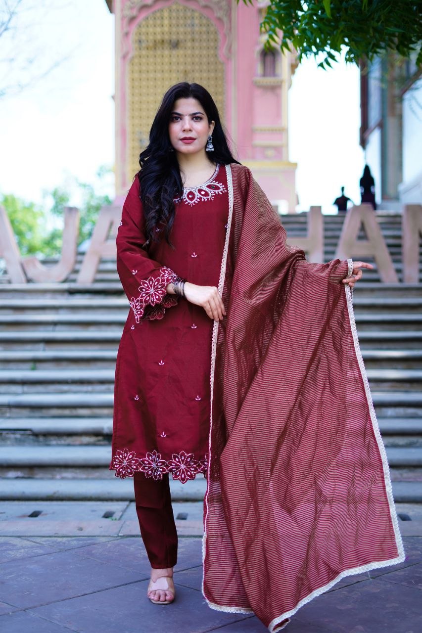 TRANDING JEKKAD COLLECTION 3 PIECE FANCY KURTI-PENT AND BEAUTIFUL DUPATTA