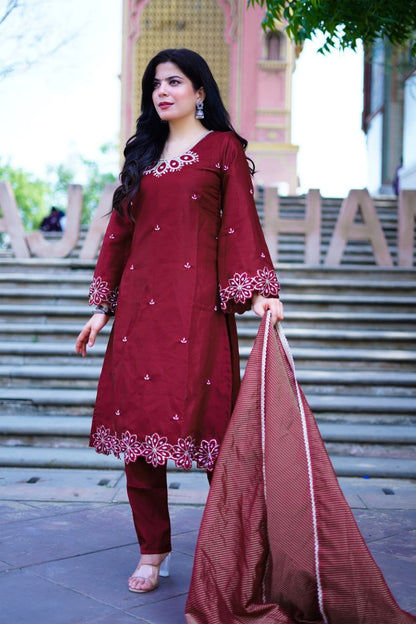TRANDING JEKKAD COLLECTION 3 PIECE FANCY KURTI-PENT AND BEAUTIFUL DUPATTA