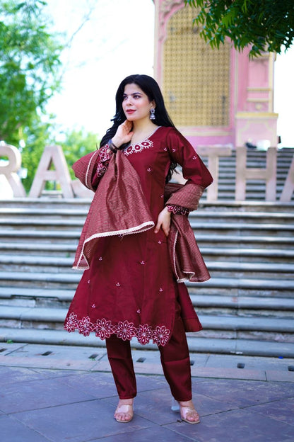TRANDING JEKKAD COLLECTION 3 PIECE FANCY KURTI-PENT AND BEAUTIFUL DUPATTA