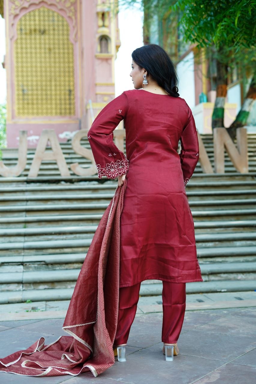 TRANDING JEKKAD COLLECTION 3 PIECE FANCY KURTI-PENT AND BEAUTIFUL DUPATTA