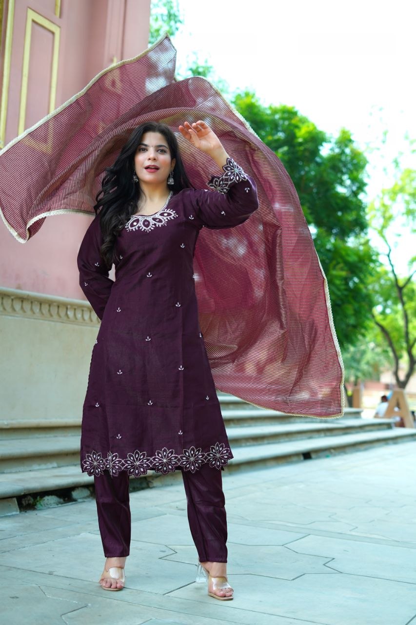 TRANDING JEKKAD COLLECTION 3 PIECE FANCY KURTI-PENT AND BEAUTIFUL DUPATTA
