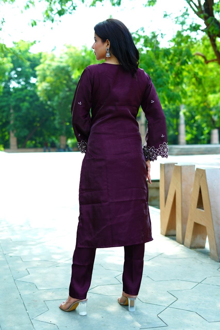 TRANDING JEKKAD COLLECTION 3 PIECE FANCY KURTI-PENT AND BEAUTIFUL DUPATTA