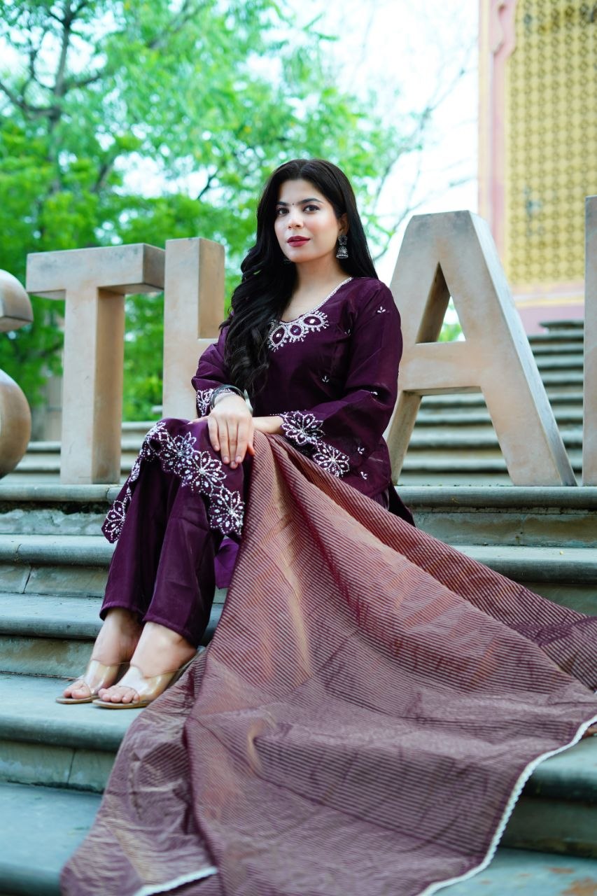 TRANDING JEKKAD COLLECTION 3 PIECE FANCY KURTI-PENT AND BEAUTIFUL DUPATTA
